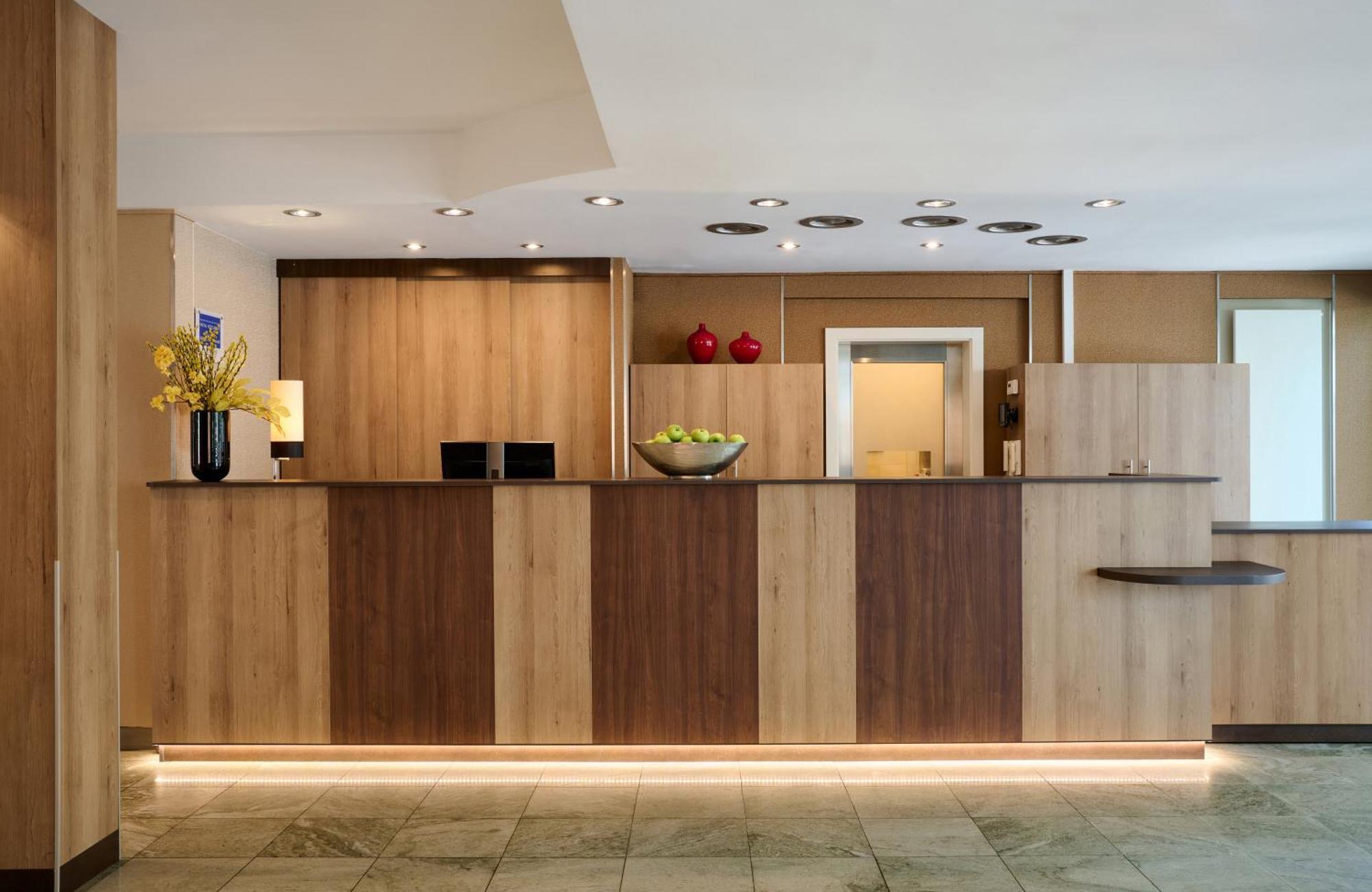 Leonardo Hotel & Residenz Muenchen Exterior foto Reception desk