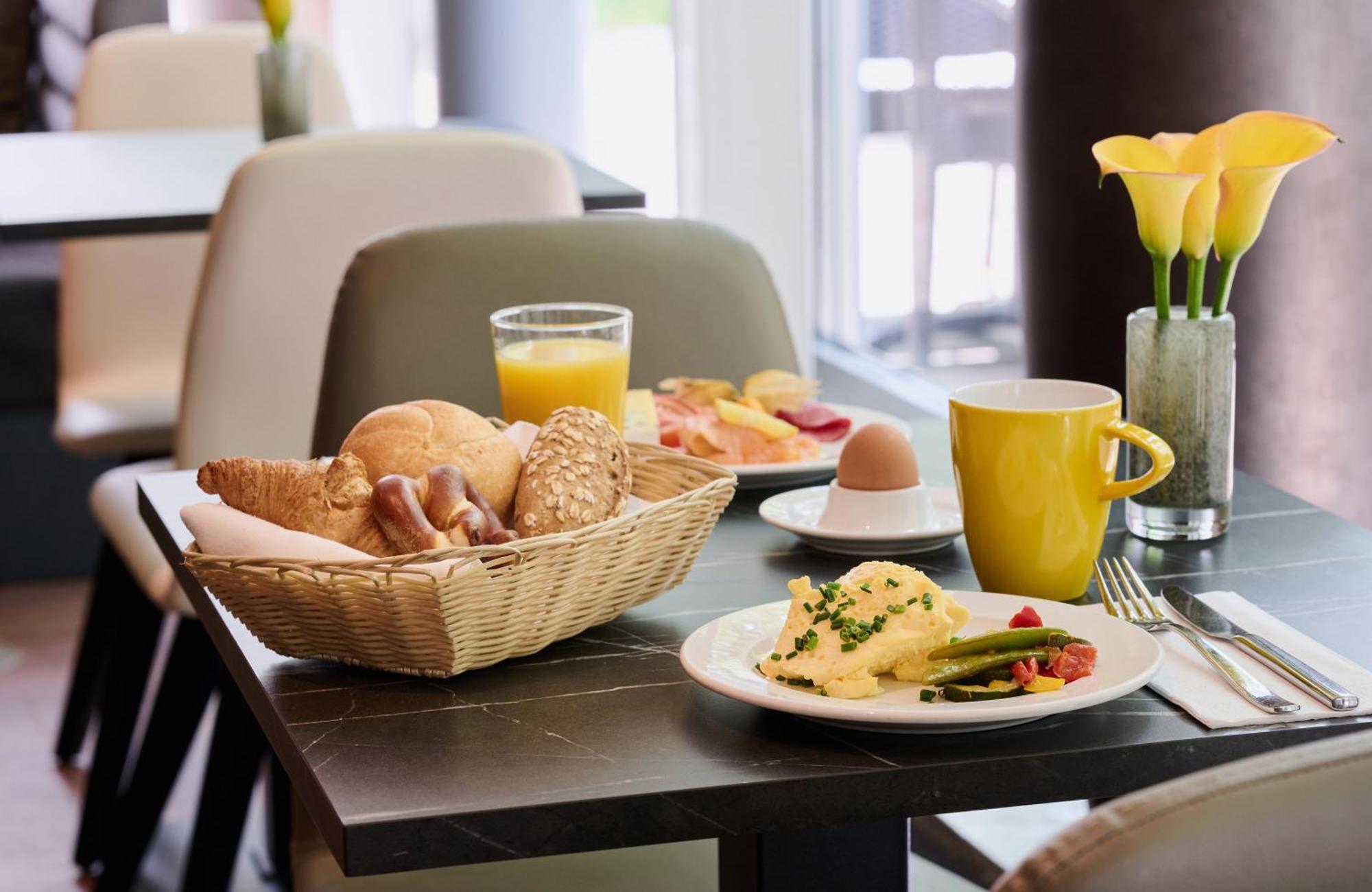 Leonardo Hotel & Residenz Muenchen Exterior foto Breakfast at the hotel